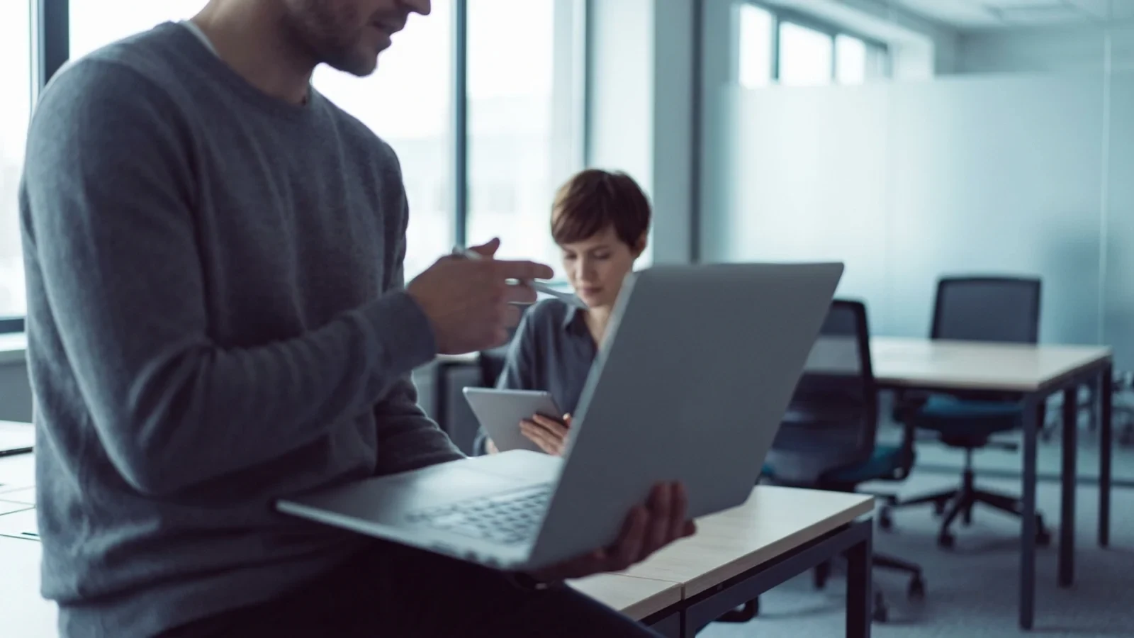 Un laptop Surface con un'icona AI che sfuma sullo sfondo
