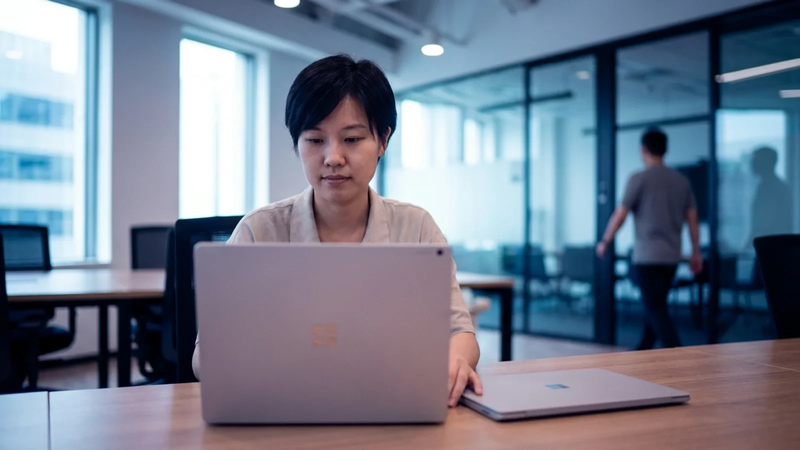 Un laptop Surface con un'icona AI che sfuma sullo sfondo